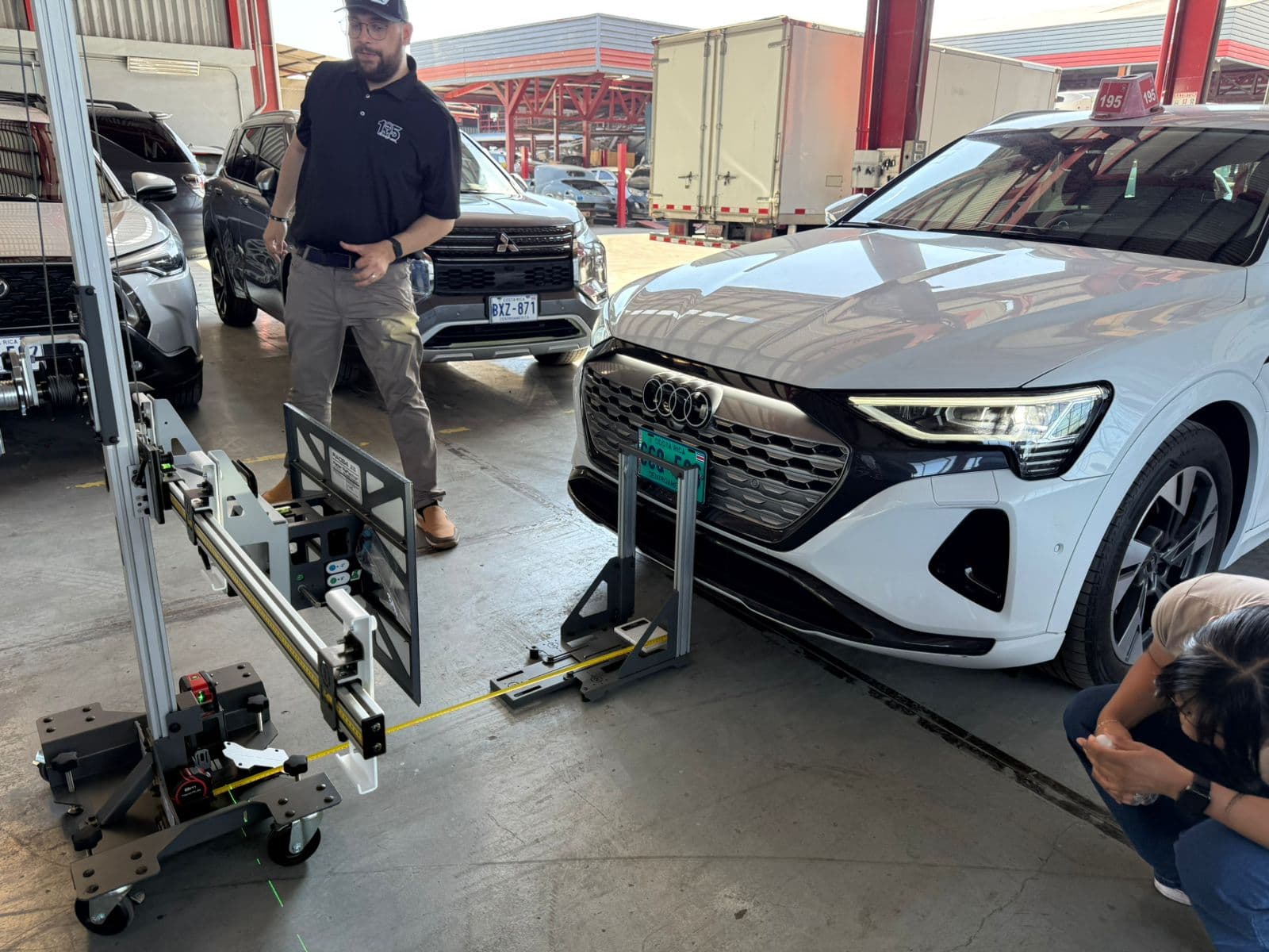 Técnico Alfatec ejecutando calibración ADAS sobre un Audi e-tron con el sistema John Bean EZ-ADAS