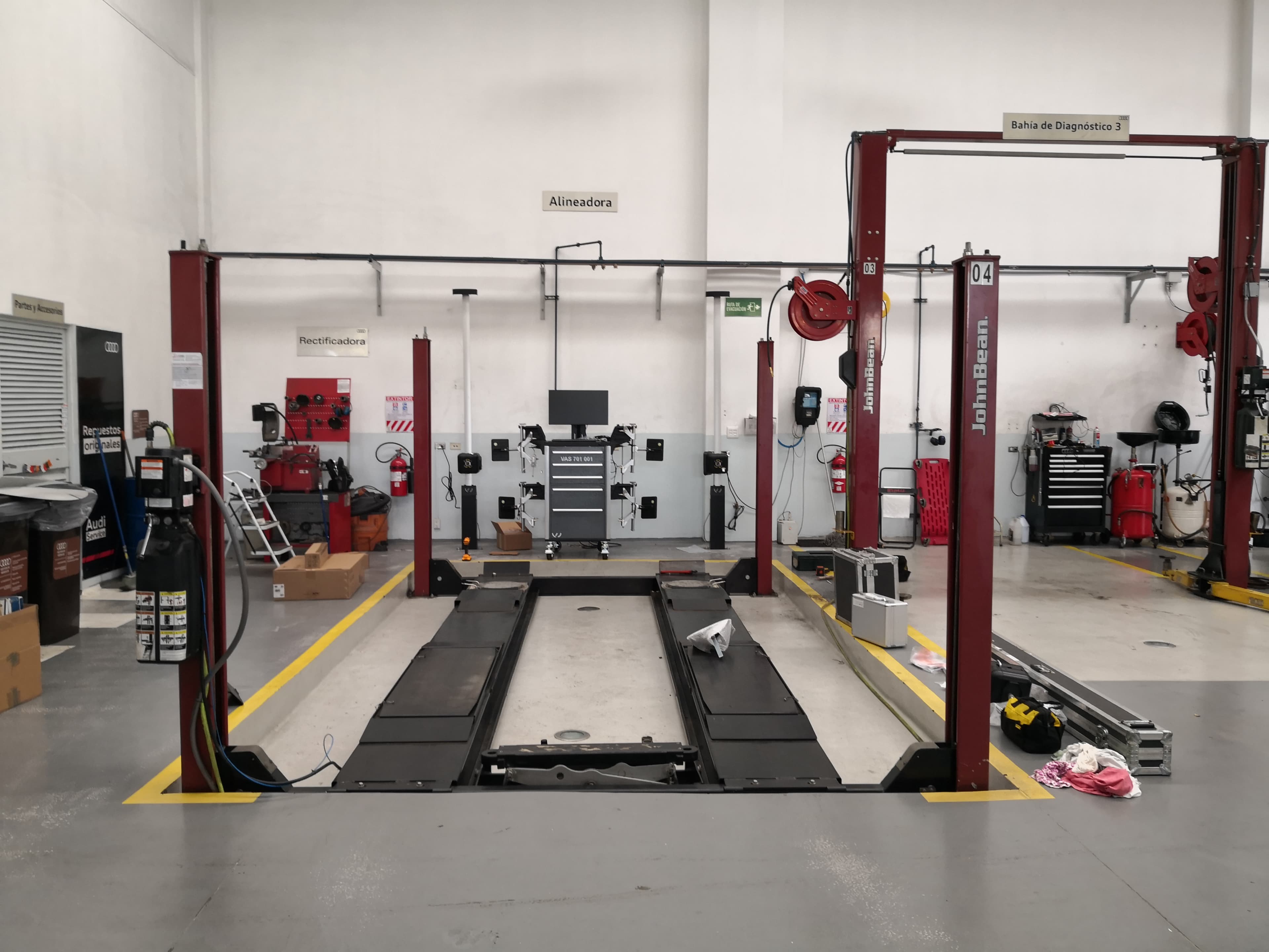 Taller automotriz equipado por Alfatec con alineadora, elevadores y estación de diagnóstico