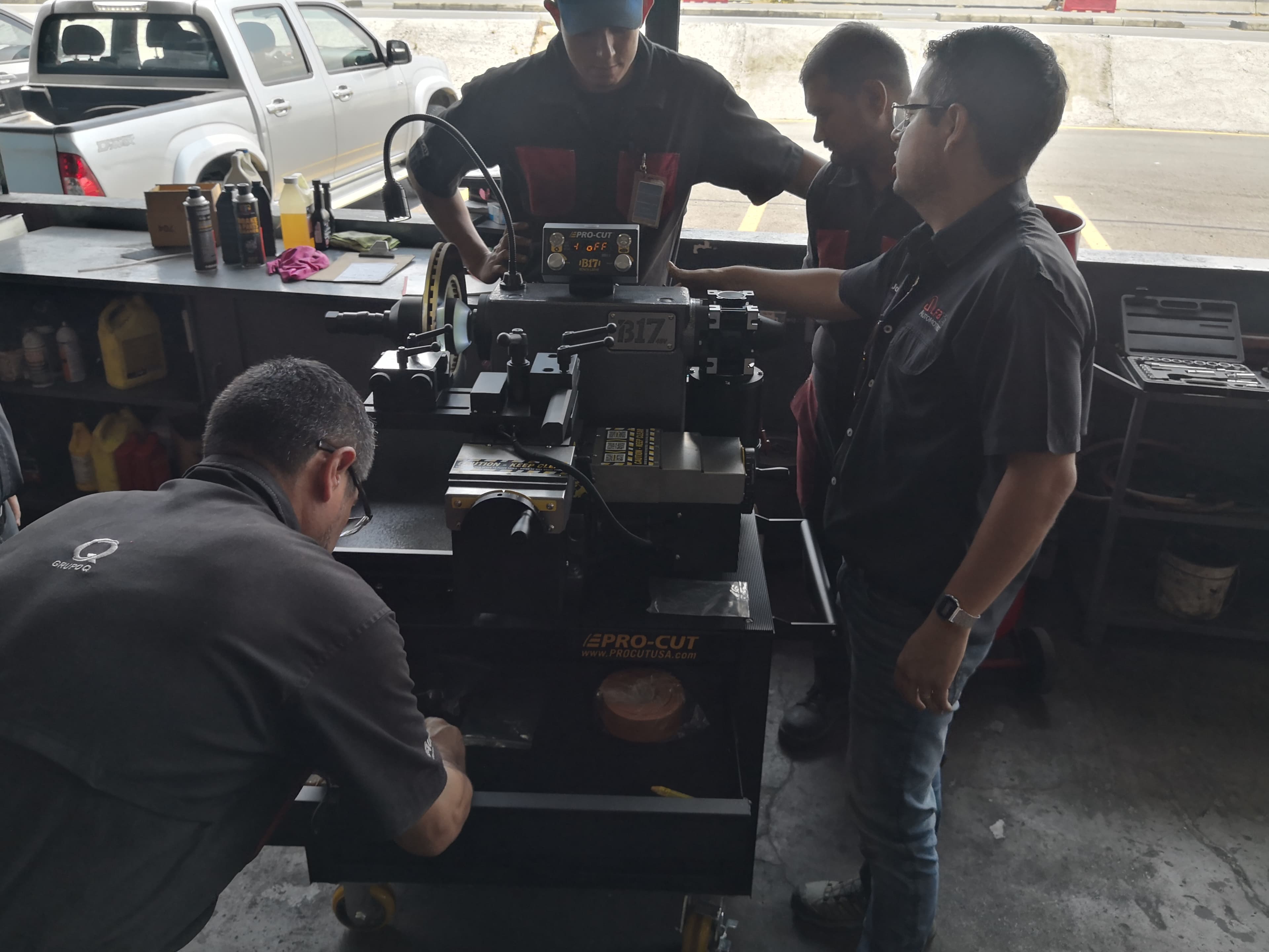 Equipo de técnicos operando un torno de banco Pro-Cut B17 en taller