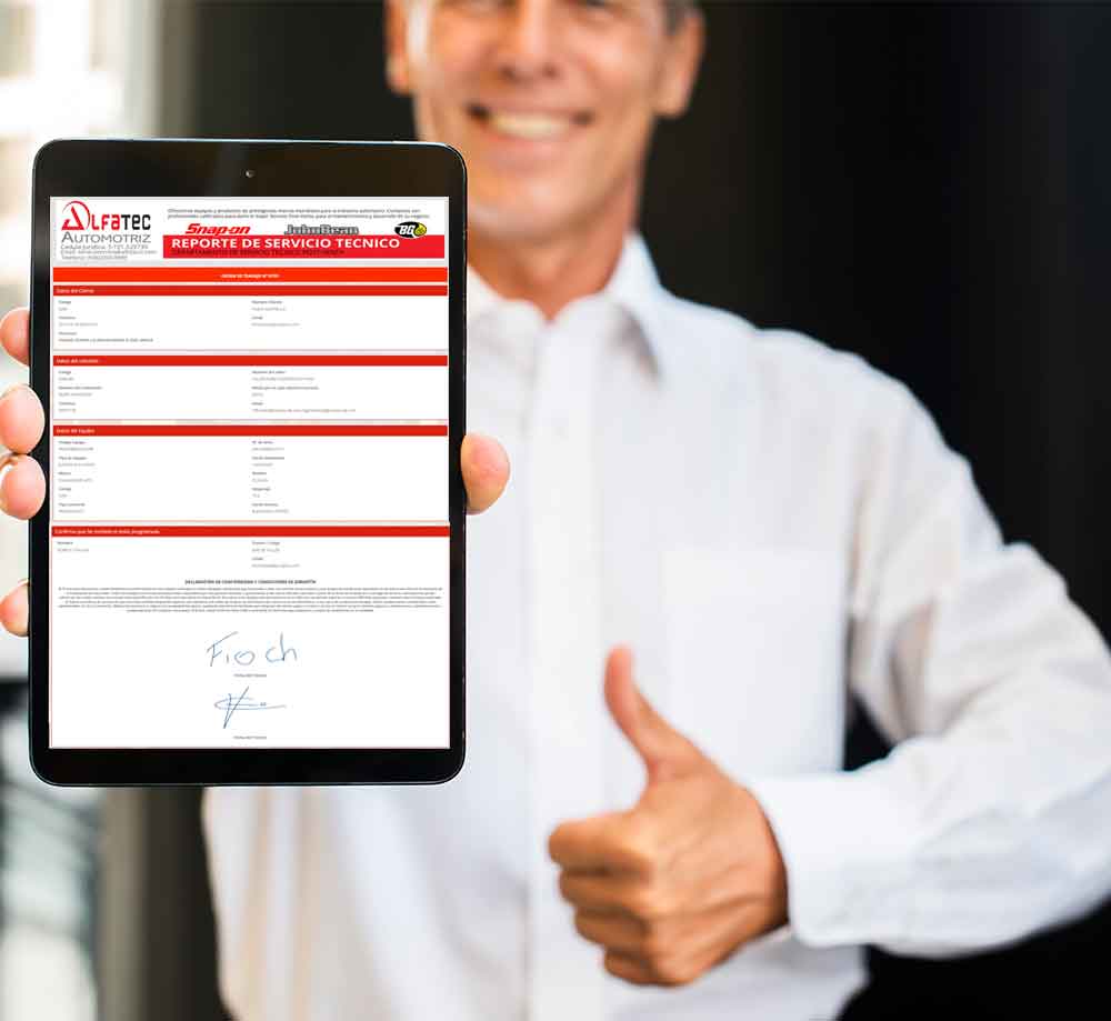 Técnico de Alfa Tec mostrando un reporte digital de servicio técnico generado con la plataforma ATServices
